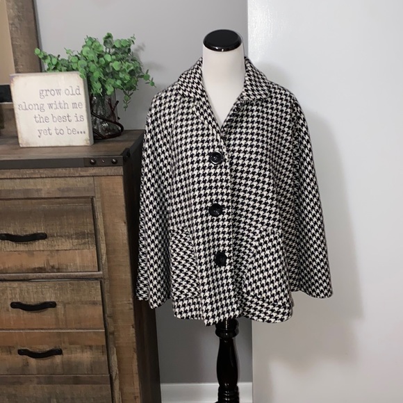 Classic preppy black+White wool houndstooth cape /poncho w/ buttons one size